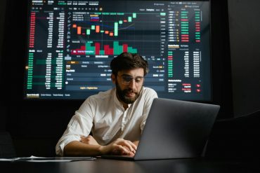 marketing businessman man laptop